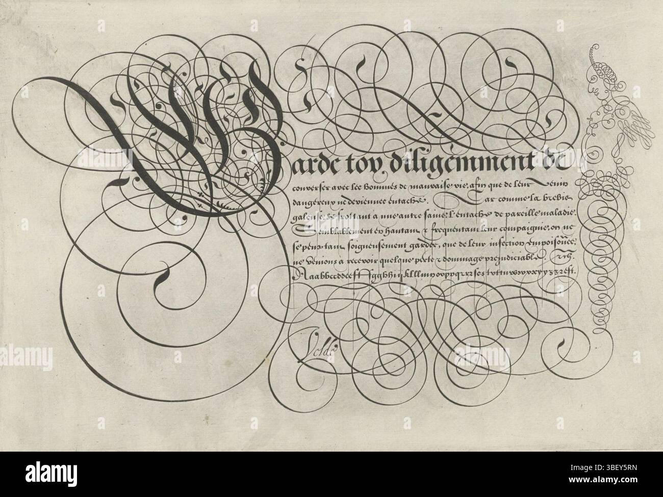 Amsterdam, Claesz., Cornelis, Velde, Jan van de (i), Frisius, Simon, Spieghel der schrijfkonste, scrivere esempio: Garde toy, Amsterdam, verso - timbrato, Anteprima con G iniziale ornata e sette righe di testo in francese: Garde toy... Nella parte inferiore di un alfabeto minuscolo nella relativa mano. Il testo viene incorniciato dall'arricciatura. A destra una herme o una colonna di bordo in curling. La stampa fa parte di un album., stampa, stampa ornamento, foglio di album, stampe, altezza 215 mm, larghezza 324 mm, altezza 261 mm, larghezza 370 mm, 1575 - 1628, stampatore, 1605 - 1605, carta, incisione, incisione (processo di stampa), piastra Foto Stock