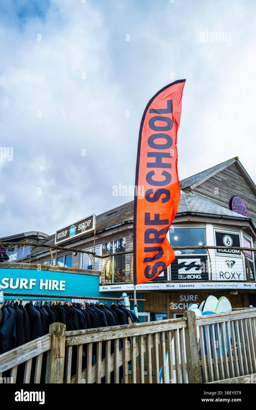 Uno striscione colorato che pubblicizza la scuola di surf di Fistral a Newquay in Cornovaglia nel Regno Unito. Foto Stock