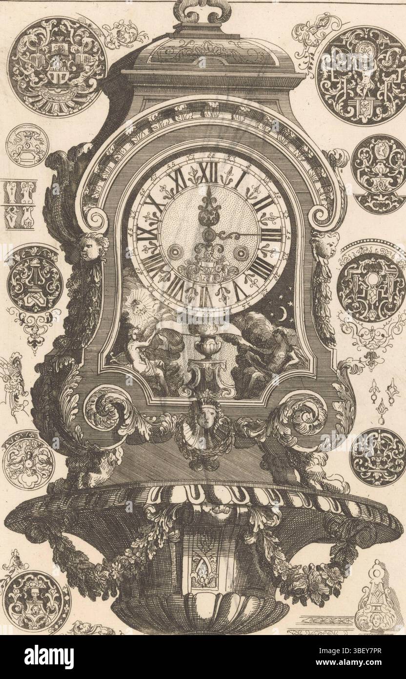Paesi Bassi, Marot, Daniel (i), Nouveaux Laure de Boites de Pendulles de Coqs et Etuys de montres et autres necessary au Orlogeurs, Pendule met Dag en Nacht, Paesi Bassi, Pendule met personificaties van de Dag en de Nacht onder de dial. Intorno al pendolo varie decorazioni e altri sei ornamenti: Stampa, stampa ornamenti, stampe, stampe ornamentali, altezza 277 mm, larghezza 188 mm, macchina di stampa, 1706 - 1706, carta, incisione, concetto di lavoro, 1663 - 1752-06-04 Foto Stock