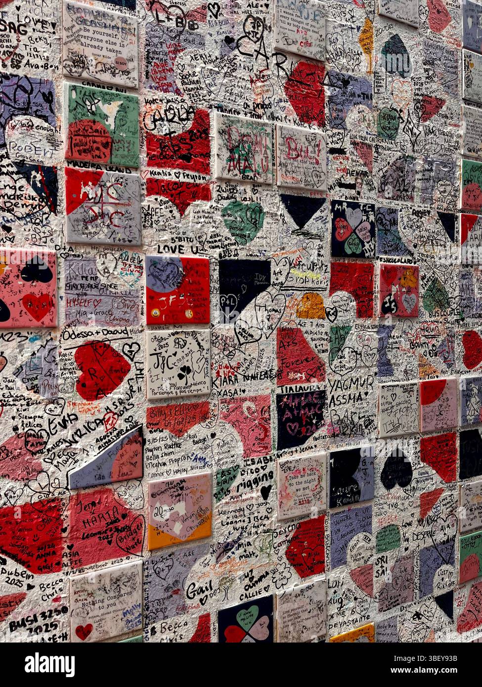 Love Lane nel cuore di Dublino, Irlanda, con una collezione di lettere d'amore, testi musicali e disegni. - Immagine stock catturata con smartphone