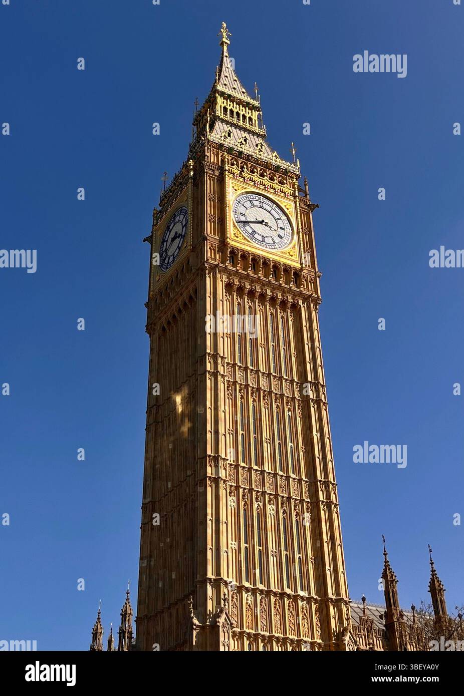 La famosissima Torre dell'orologio del Big Ben a Londra, Inghilterra, Regno Unito, Europa in una giornata di sole in primavera. - Immagine stock catturata con smartphone