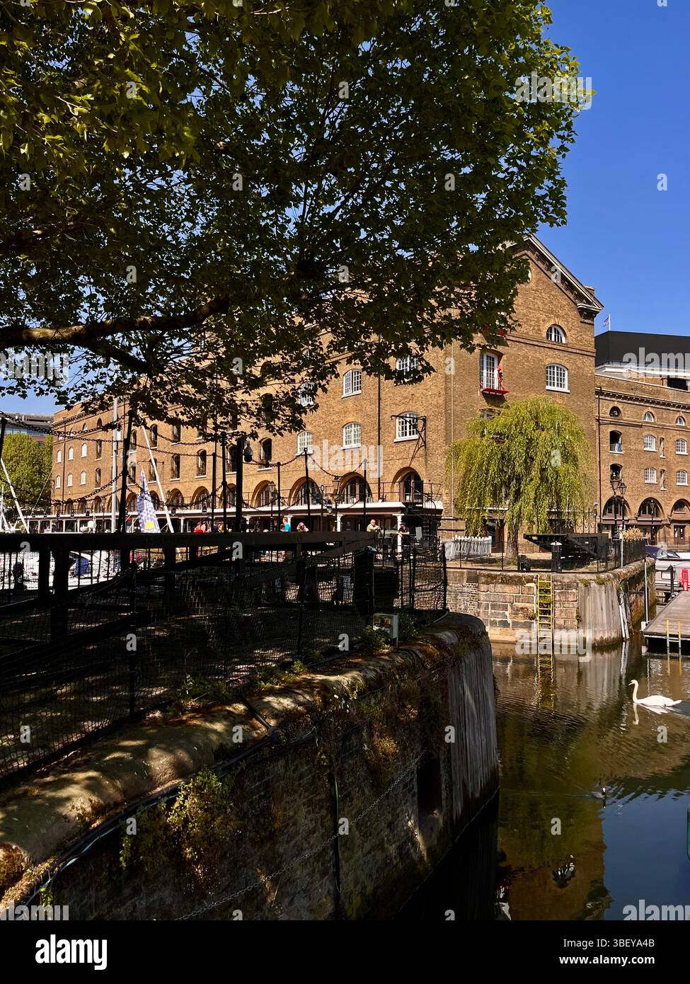 Una splendida giornata di sole al St Katherine's Docks nel cuore di Londra, Inghilterra, Regno Unito, Europa nel bel mezzo della primavera. - Immagine stock catturata con smartphone