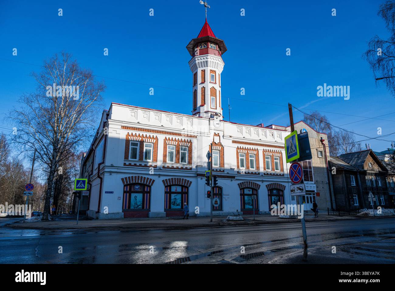 Vecchia caserma dei vigili del fuoco, Syktyvkar, Repubblica di Komi, Russia Foto Stock