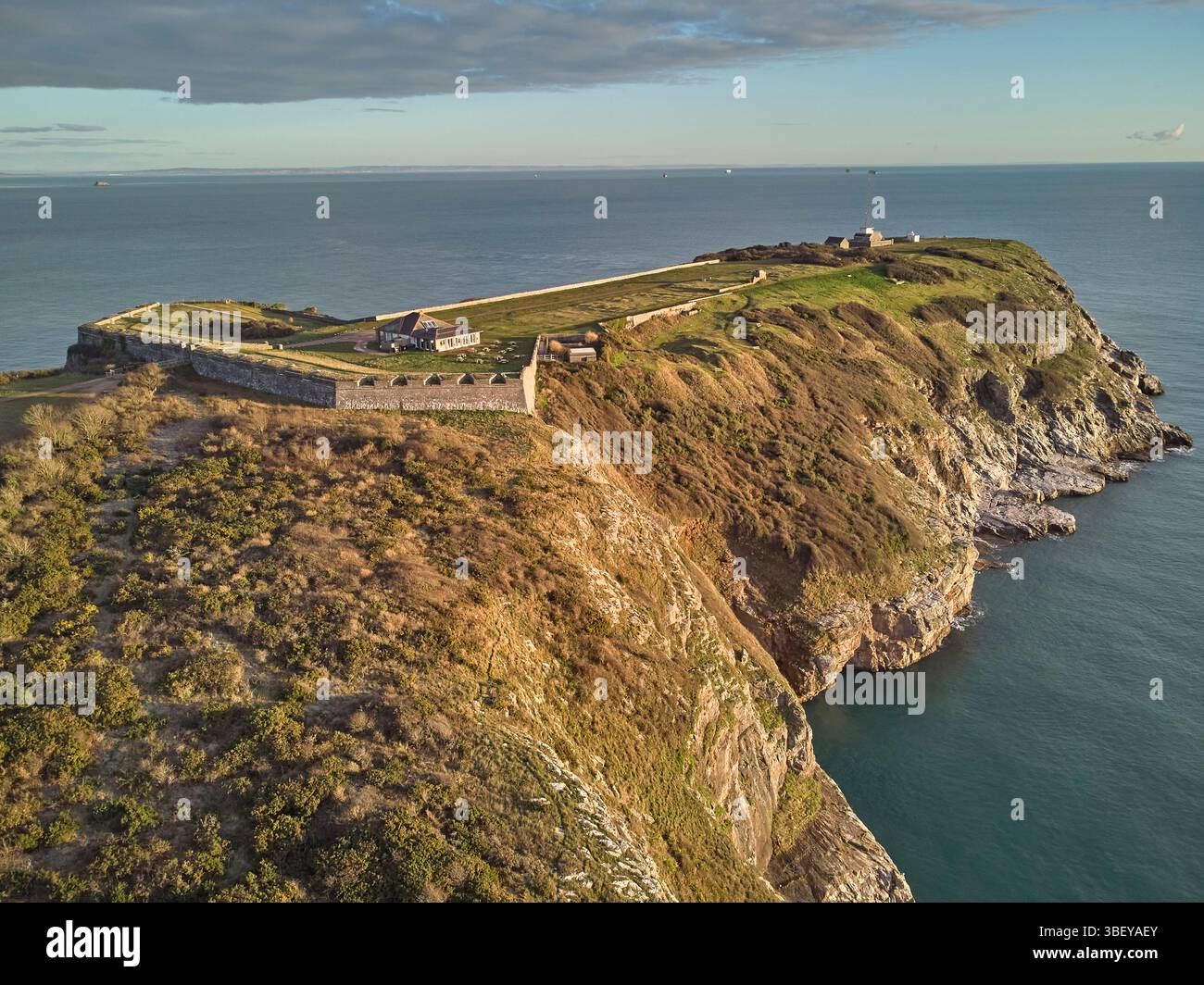 Una vista mattutina delle scogliere di Berry Head, con uno dei due forti di epoca napoleonica sul promontorio, Brixham, Torbay, Devon, Regno Unito Foto Stock