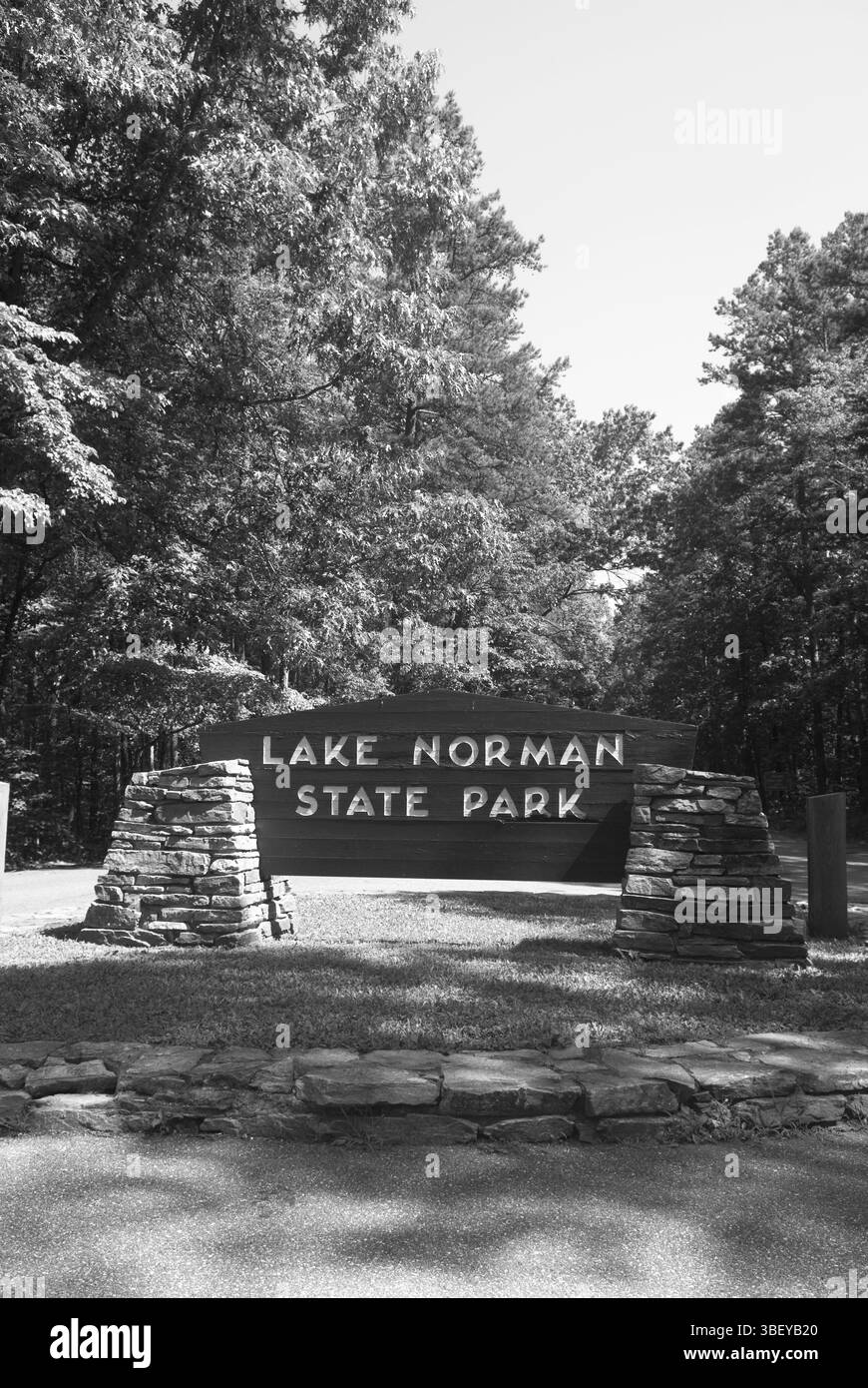 Cartello d'ingresso al Lake Norman State Park, vicino a Statesville, North Carolina, Stati Uniti, per dare il benvenuto ai visitatori in una famosa area ricreativa all'aperto. Foto Stock