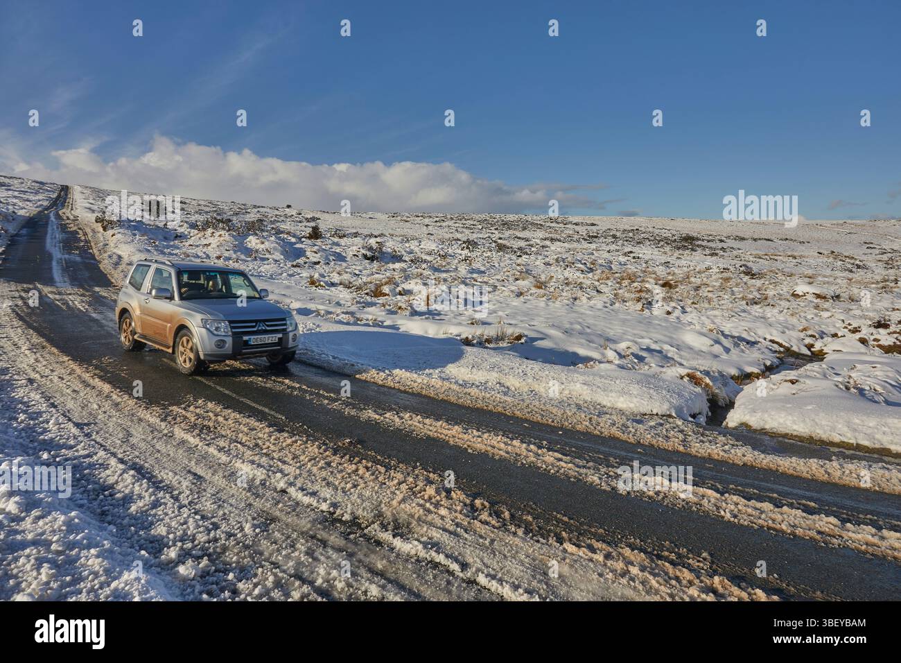 La B3212, una delle strade principali che attraversano Dartmoor, nella neve invernale, nei pressi di Moretonhampstead, Dartmoor National Park, Devon, gran Bretagna. Foto Stock