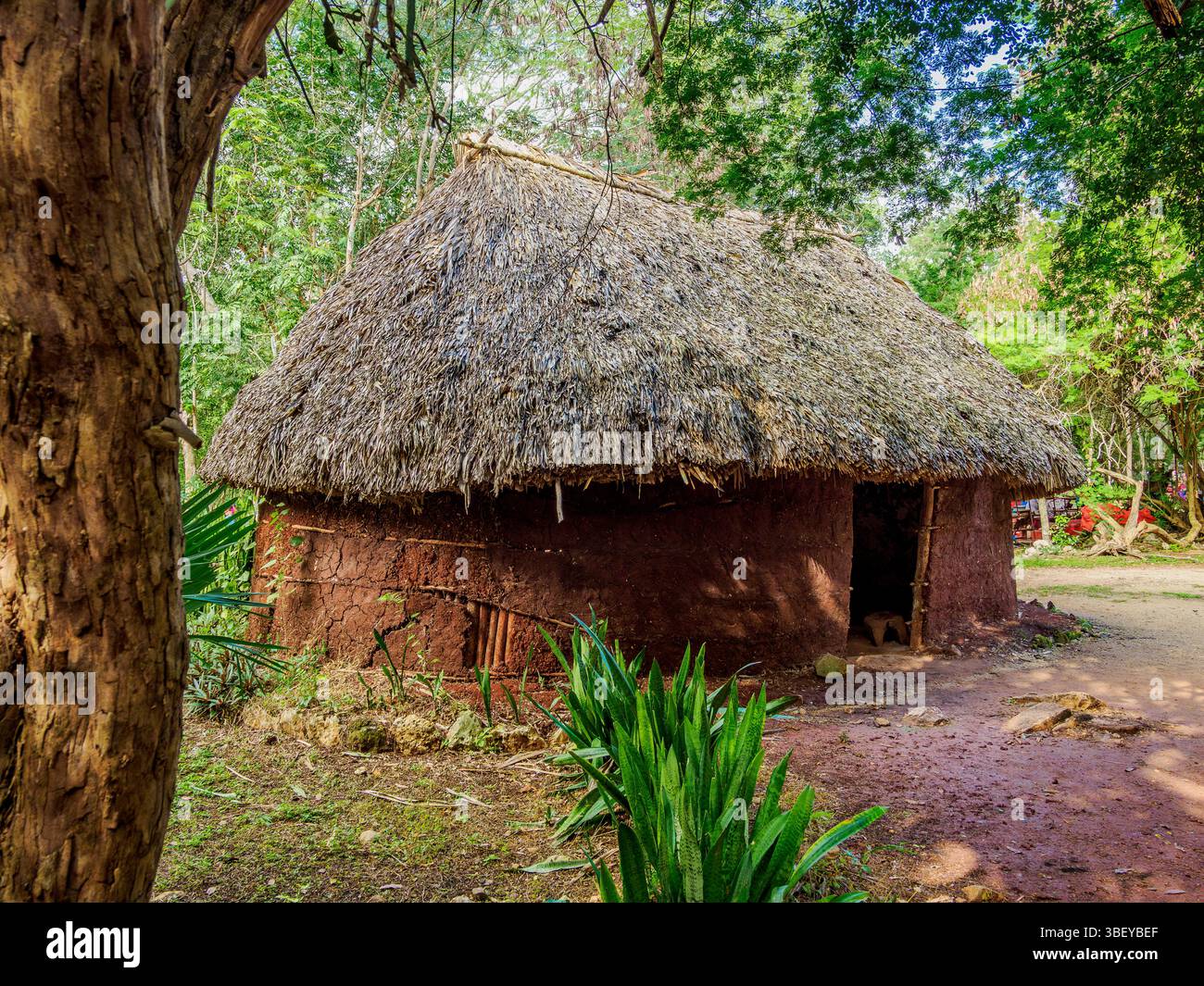 Modello di casa Maya tradizionale, Chichen Itza, Stato dello Yucatan, Messico Foto Stock