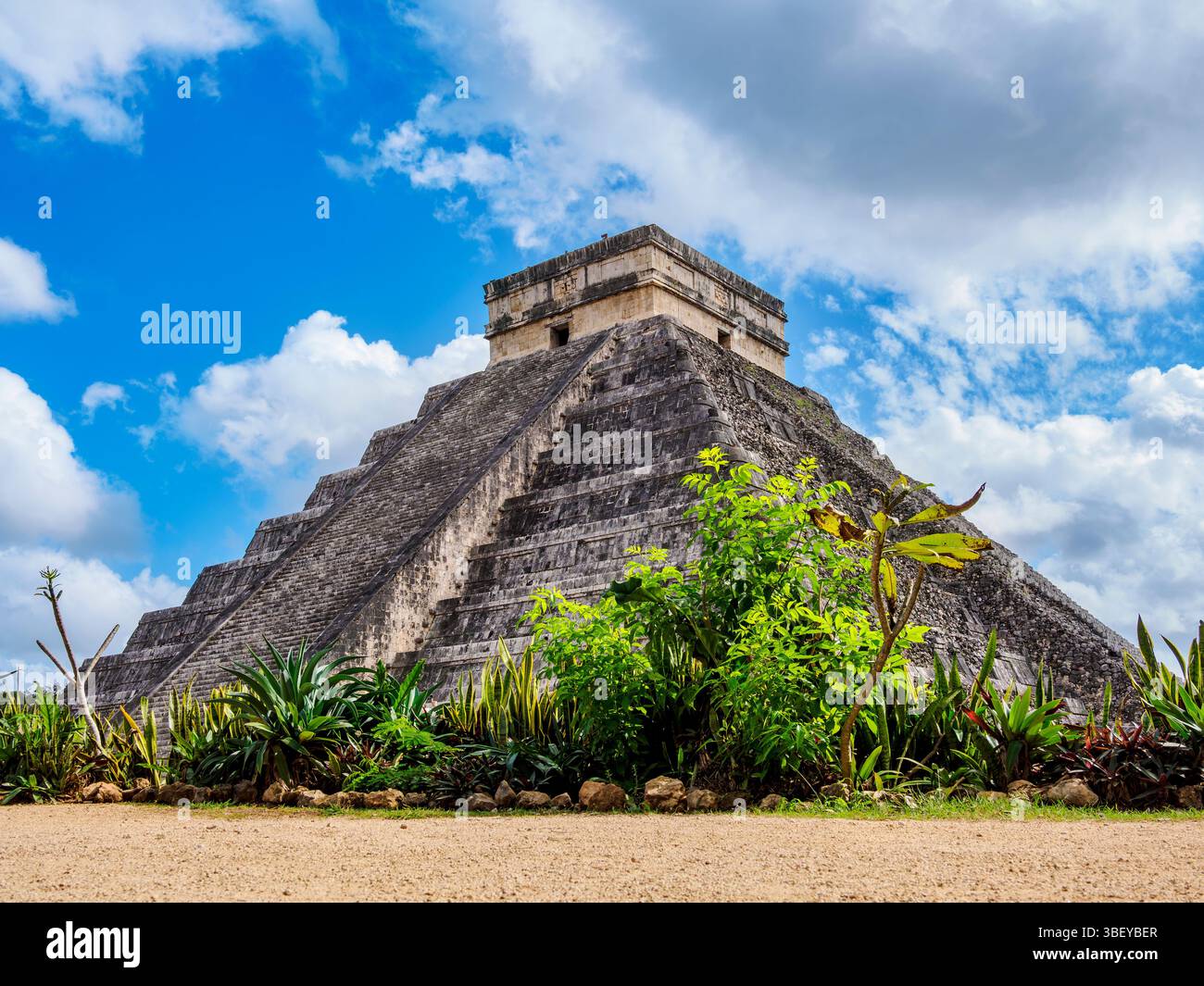 El Castillo o Tempio di Kukulcan, vista ad angolo basso, Chichen Itza, Stato dello Yucatan, Messico Foto Stock