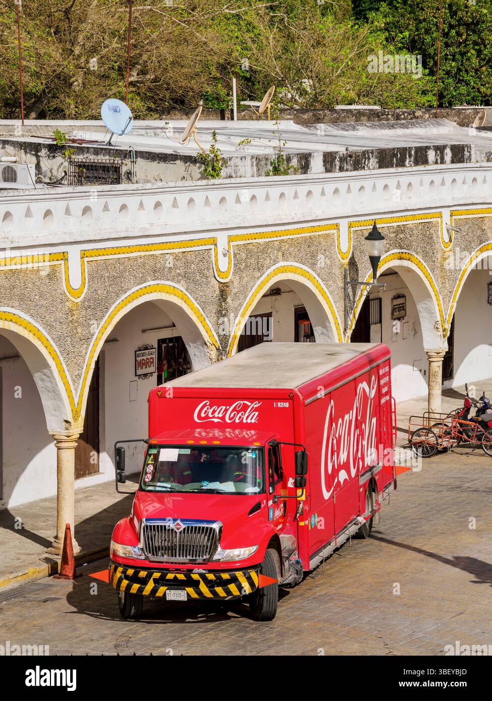 Camion Red Coca Cola presso Itzamna Park, Izamal, Yucatan State, Messico Foto Stock