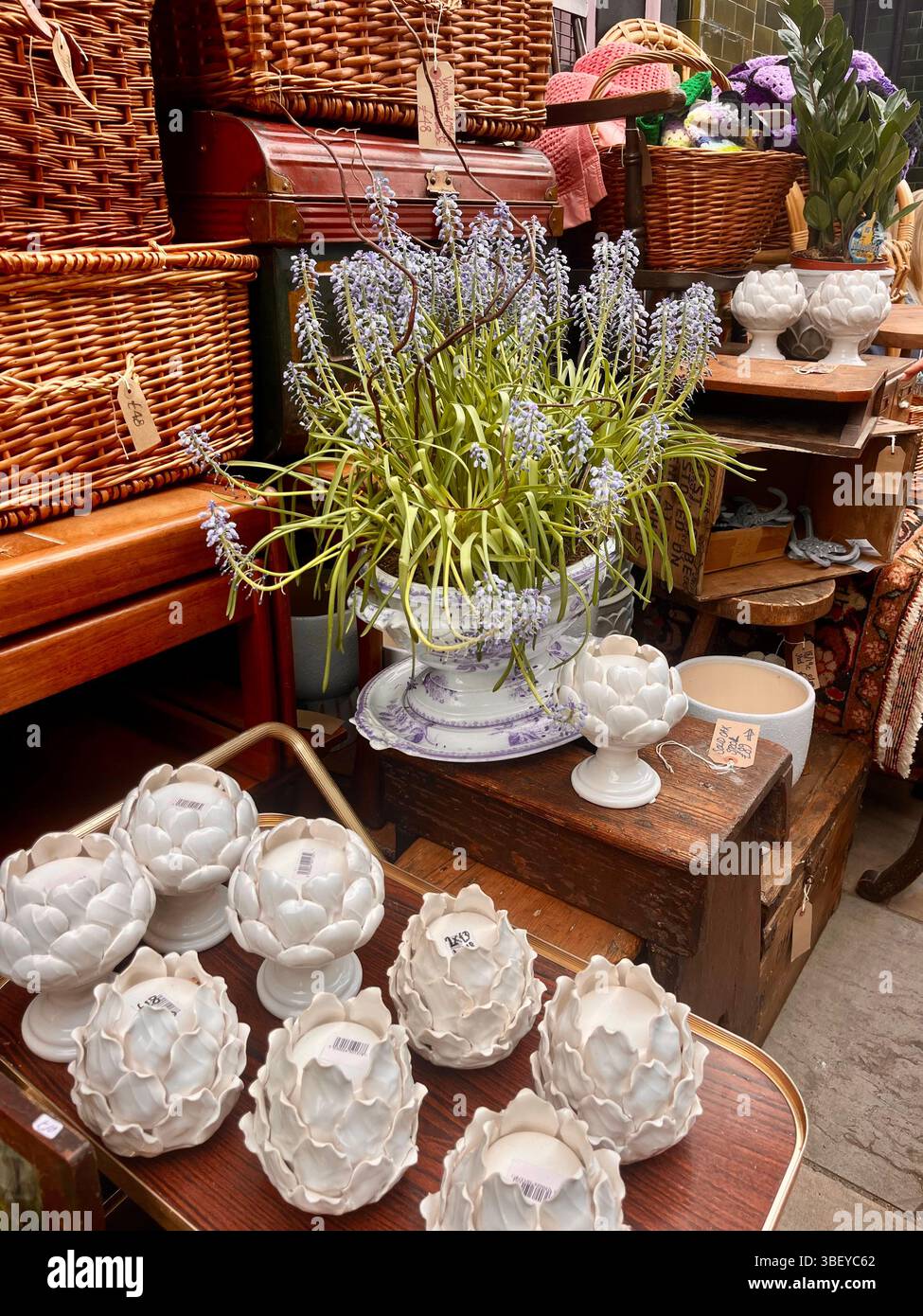 Una collezione di oggetti d'antiquariato e fiori in un mercato di Londra nel centro di Londra City, Inghilterra, Regno Unito, Europa. - Immagine stock catturata con smartphone