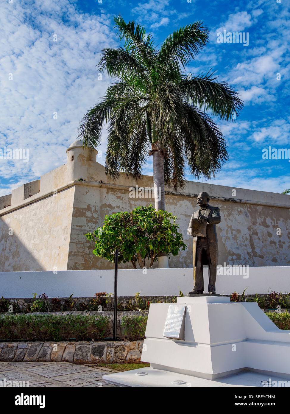 Monumento a Pablo Garcia y Montilla di fronte al Bastione di San Carlos che ospita il Museo della città, le mura difensive della città vecchia, Campeche, Messico Foto Stock