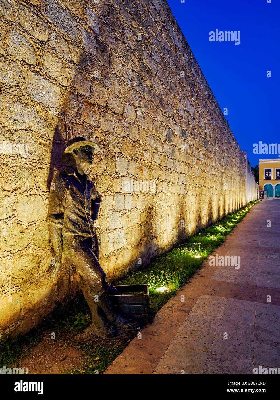 Statua del pescivendolo presso il muro difensivo della città vecchia al crepuscolo, Campeche City, Campeche State, Messico Foto Stock