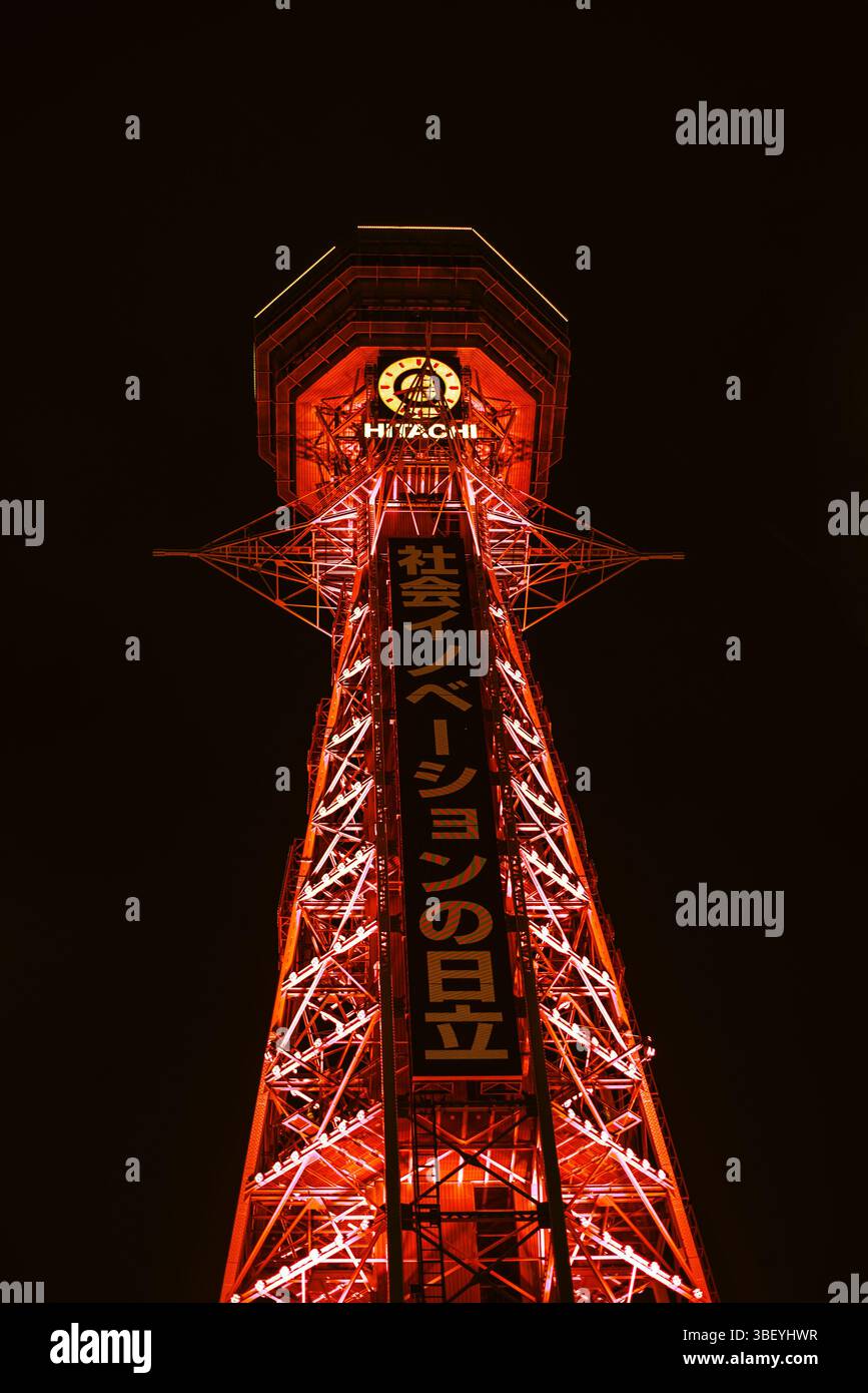 Torre Osaka Tsutenkaku nel quartiere Shinsekai. Luci notturne rosse illuminate. Giappone Foto Stock