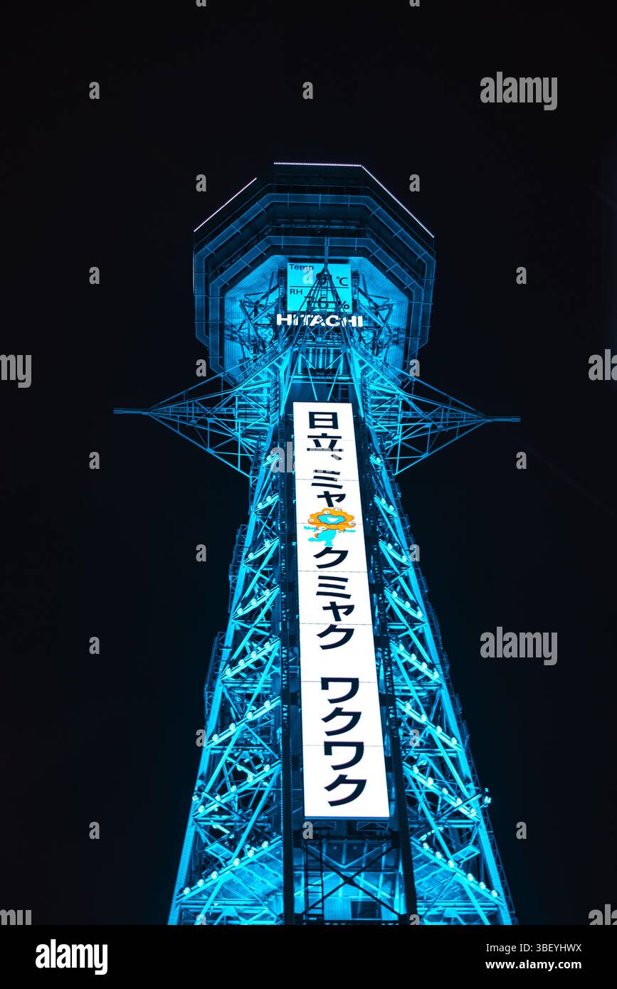 Torre Osaka Tsutenkaku nel quartiere Shinsekai. Luci notturne blu illuminate che mostrano il World Expo 2025. Giappone Foto Stock