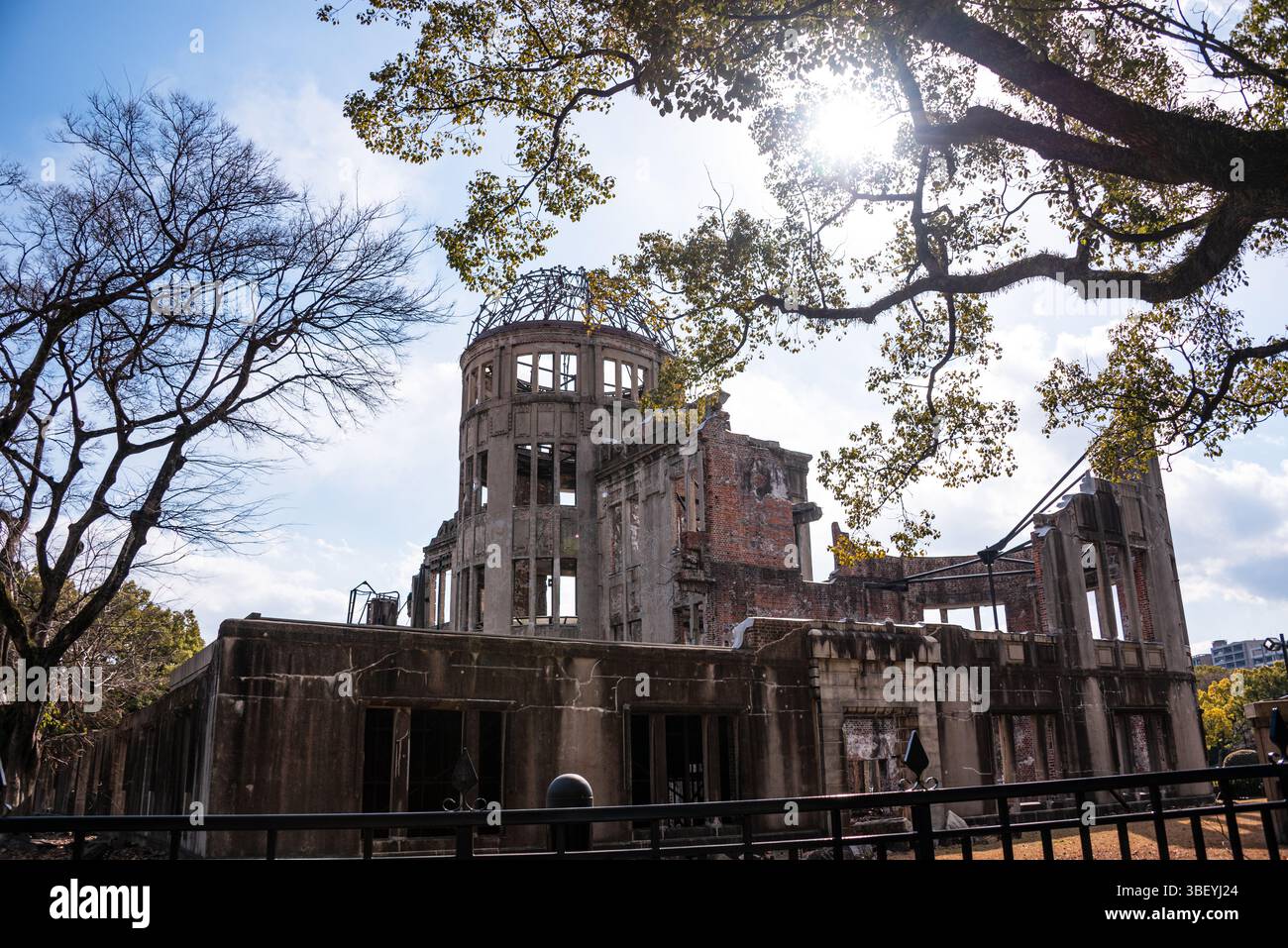 Il Memoriale della Pace di Hiroshima (Genbaku Dome). Hiroshima, Giappone. Atomico fatto con gli alberi in primo piano. Foto Stock