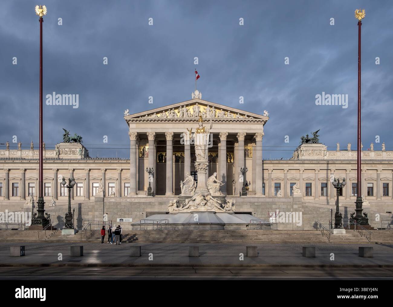 Vista della grande facciata neo-greca del Parlamento austriaco sulla Ringstrasse, Vienna, Austria Foto Stock