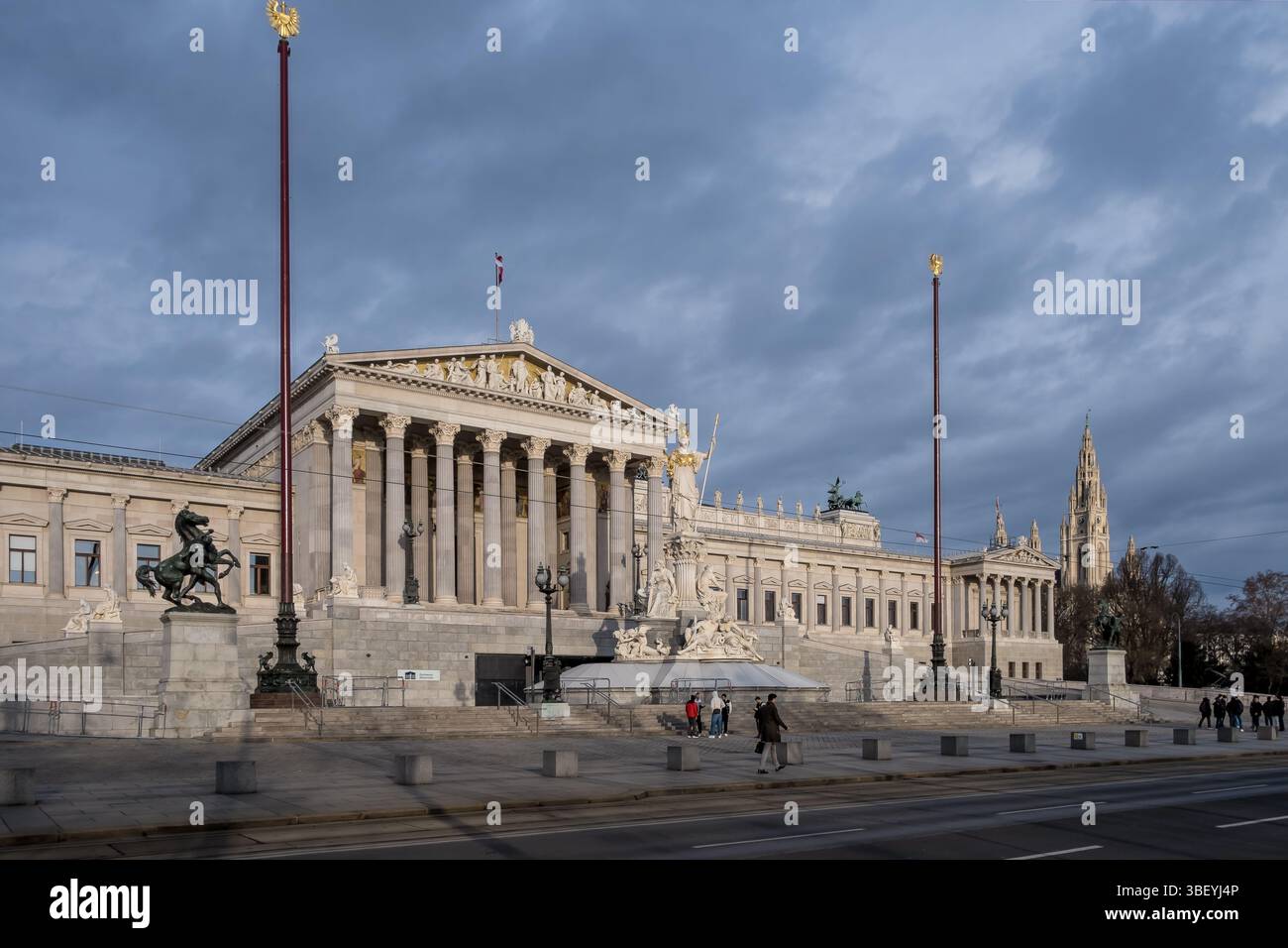 Vista della grande facciata neo-greca del Parlamento austriaco sulla Ringstrasse, Vienna, Austria Foto Stock