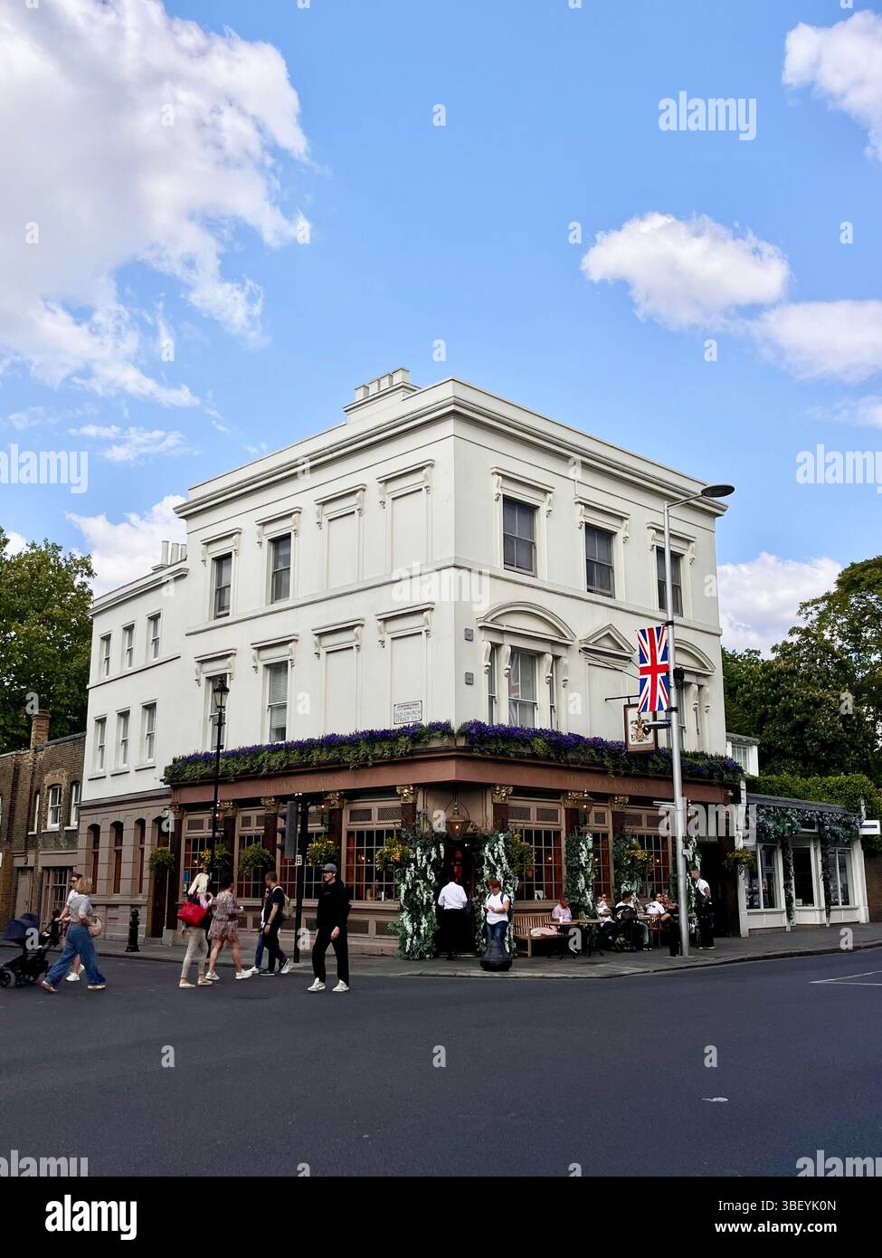 Un classico pub inglese a Chelsea, Londra, Inghilterra, Regno Unito, Europa in una giornata di sole in primavera. - Immagine stock catturata con smartphone