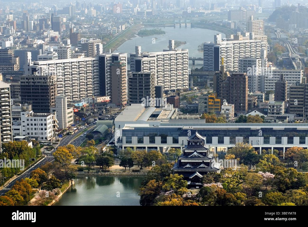 Il castello di Hiroshima chiamato castello di Carp in primo piano fu distrutto nell'esplosione della bomba atomica del 6 agosto 1945 e ricostruito nel 1958, Hiroshima, Giappone Foto Stock