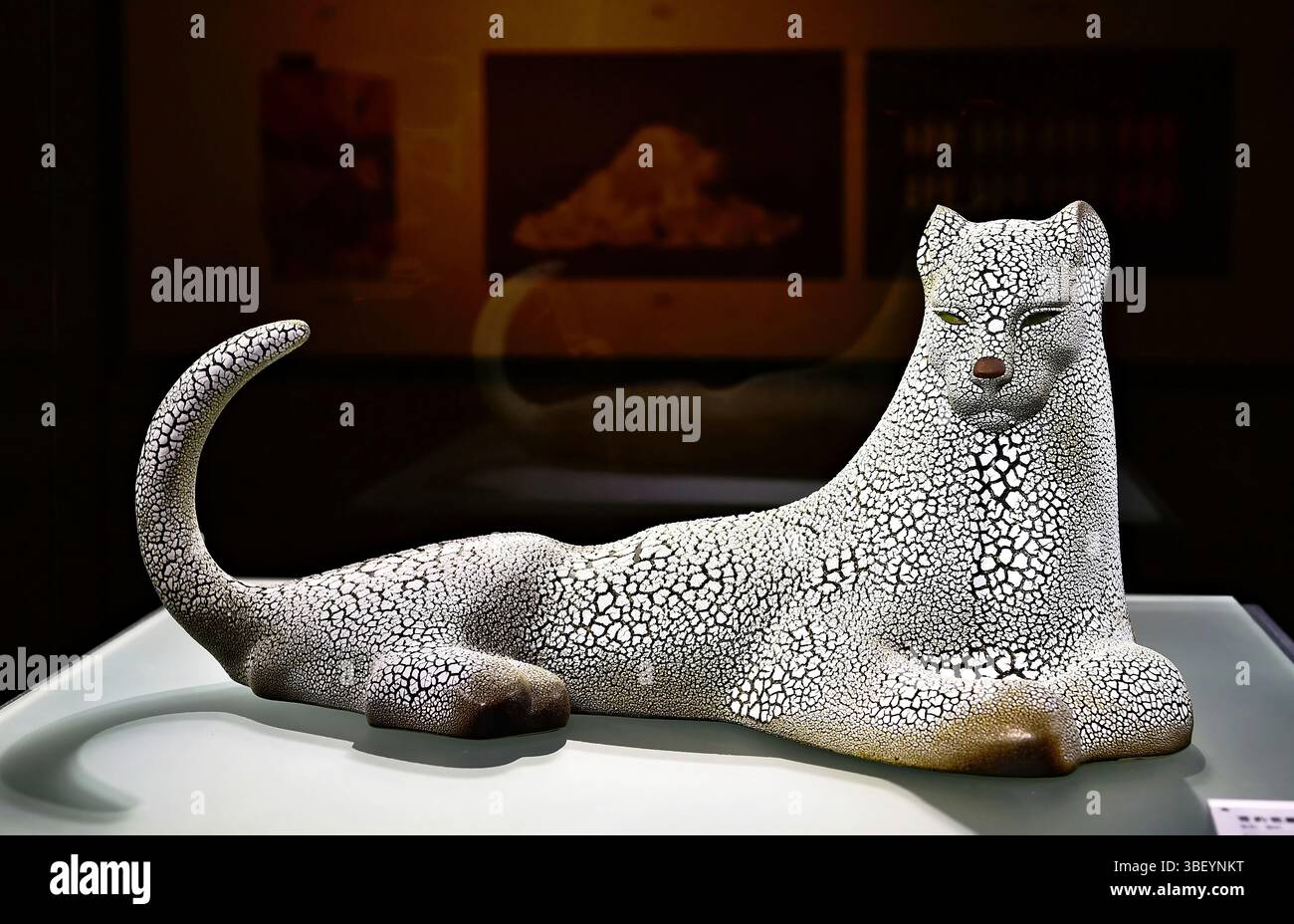 Intricata scultura in ceramica di un leopardo nel Museo della ceramica Cinese, Jingdezhen, provincia di Jiangxi, Cina. Foto Stock