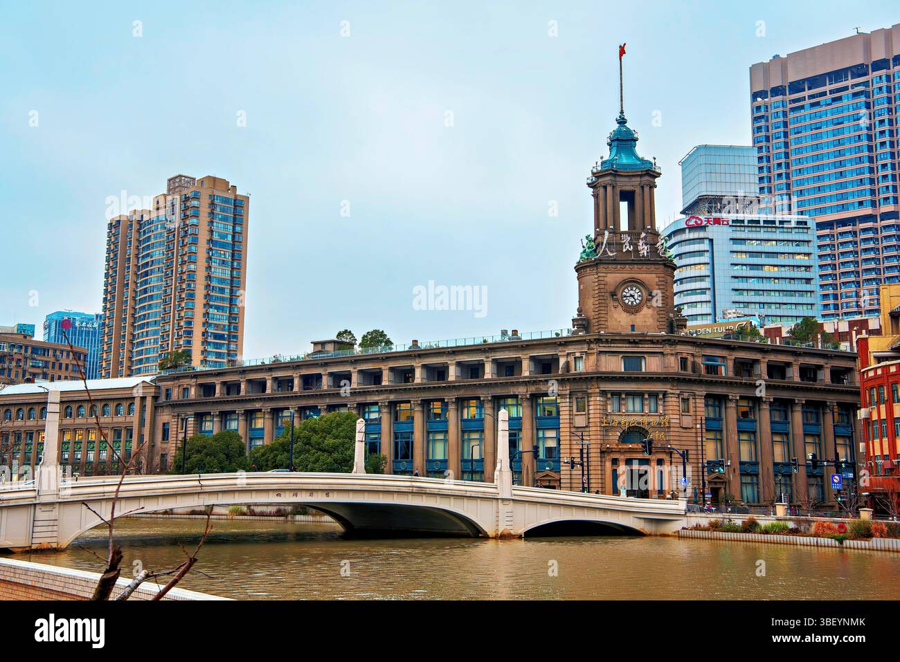 Museo postale di Shanghai (costruito negli anni '1920) dal Suzhou Creek, Shanghai, Cina Foto Stock