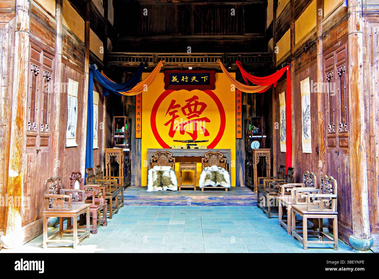 La sala di un tradizionale stabilimento di servizi di sicurezza, l'antica città di Nianbadu (dal 878 d.C.), la città di Jiangshan, la provincia di Zhejiang, Cina Foto Stock