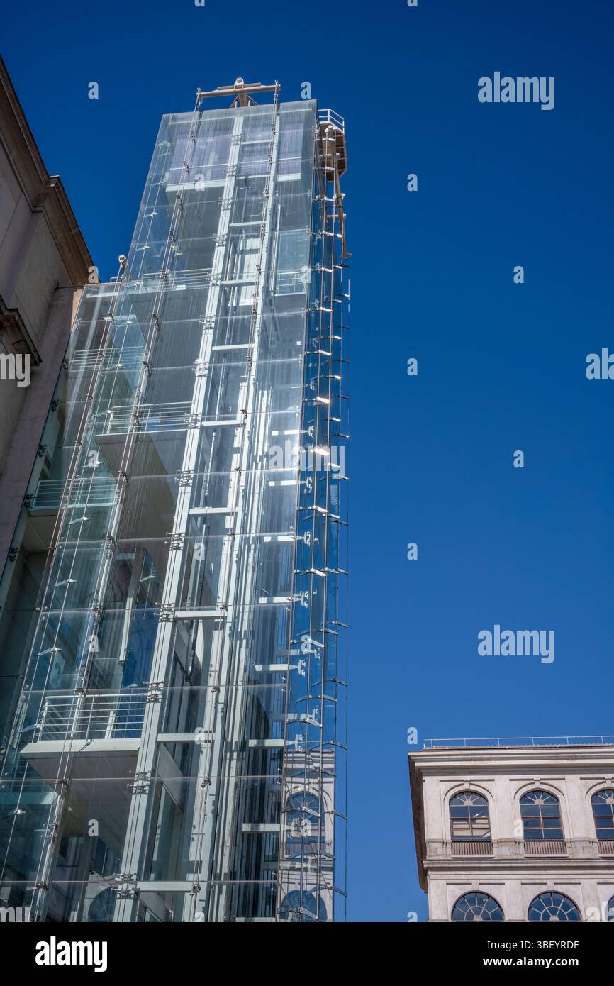 Ascensore esterno della galleria d'arte Museo Nacional Centro de Arte Reina Sofia, Madrid, Spagna Foto Stock