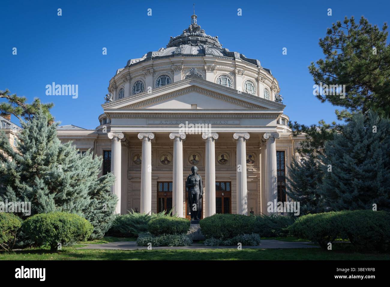 L'Ateneo rumeno di Bucarest, in Romania, fu catturato in una giornata limpida. Questa sala concerti neoclassica è una delle più iconiche strutture architettoniche della città Foto Stock