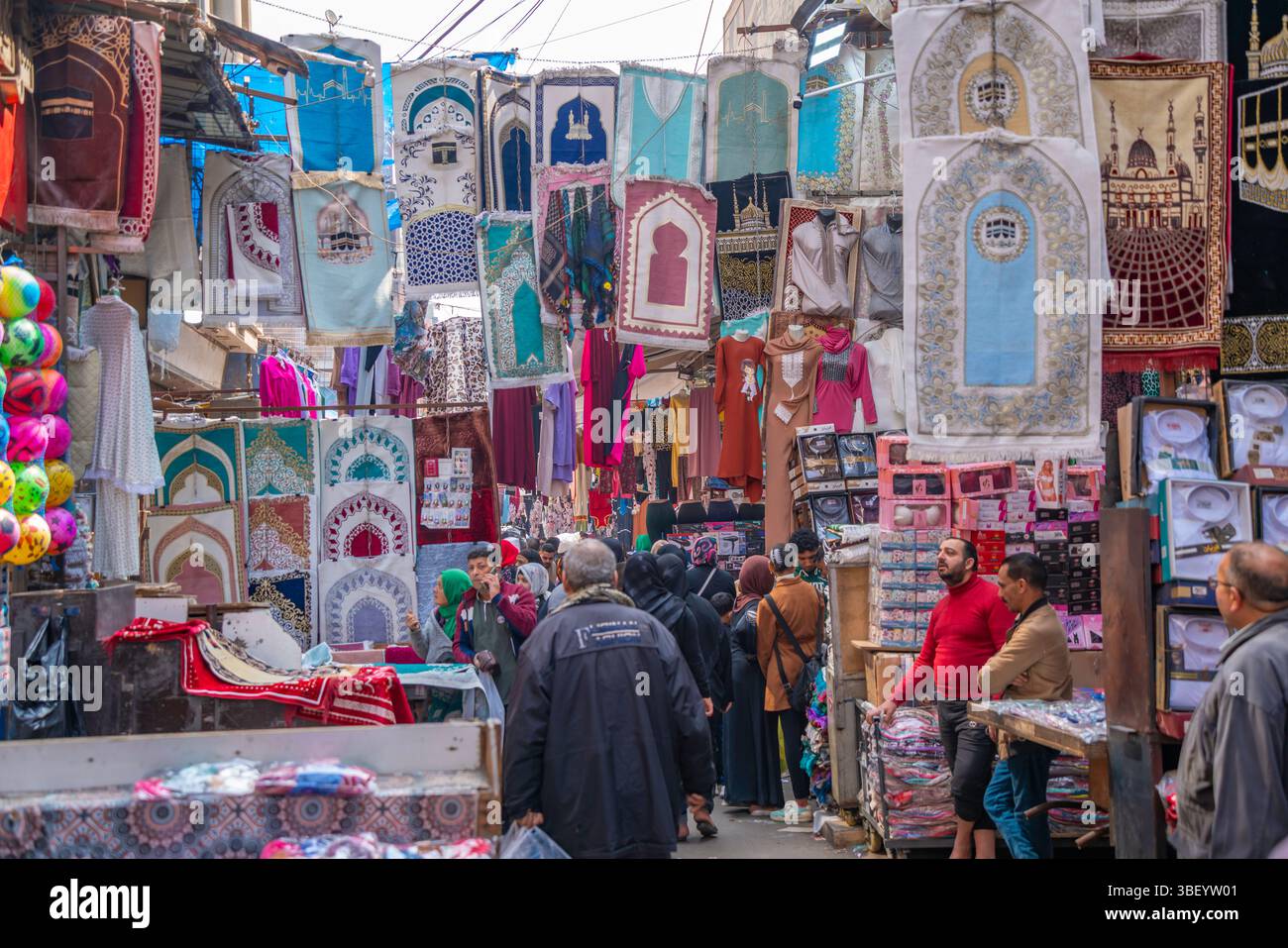 Vista delle bancarelle e degli amanti dello shopping nell'affollato mercato di Khan al-Khalili, il Cairo, l'Egitto, il Nord Africa, l'Africa Foto Stock