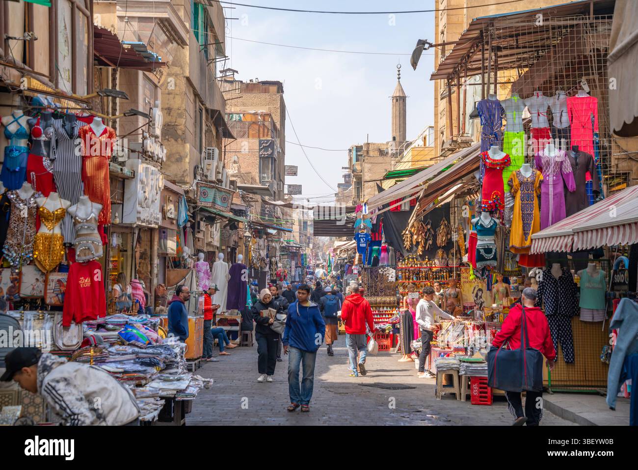 Vista delle bancarelle e degli amanti dello shopping nell'affollato mercato di Khan al-Khalili, il Cairo, l'Egitto, il Nord Africa, l'Africa Foto Stock