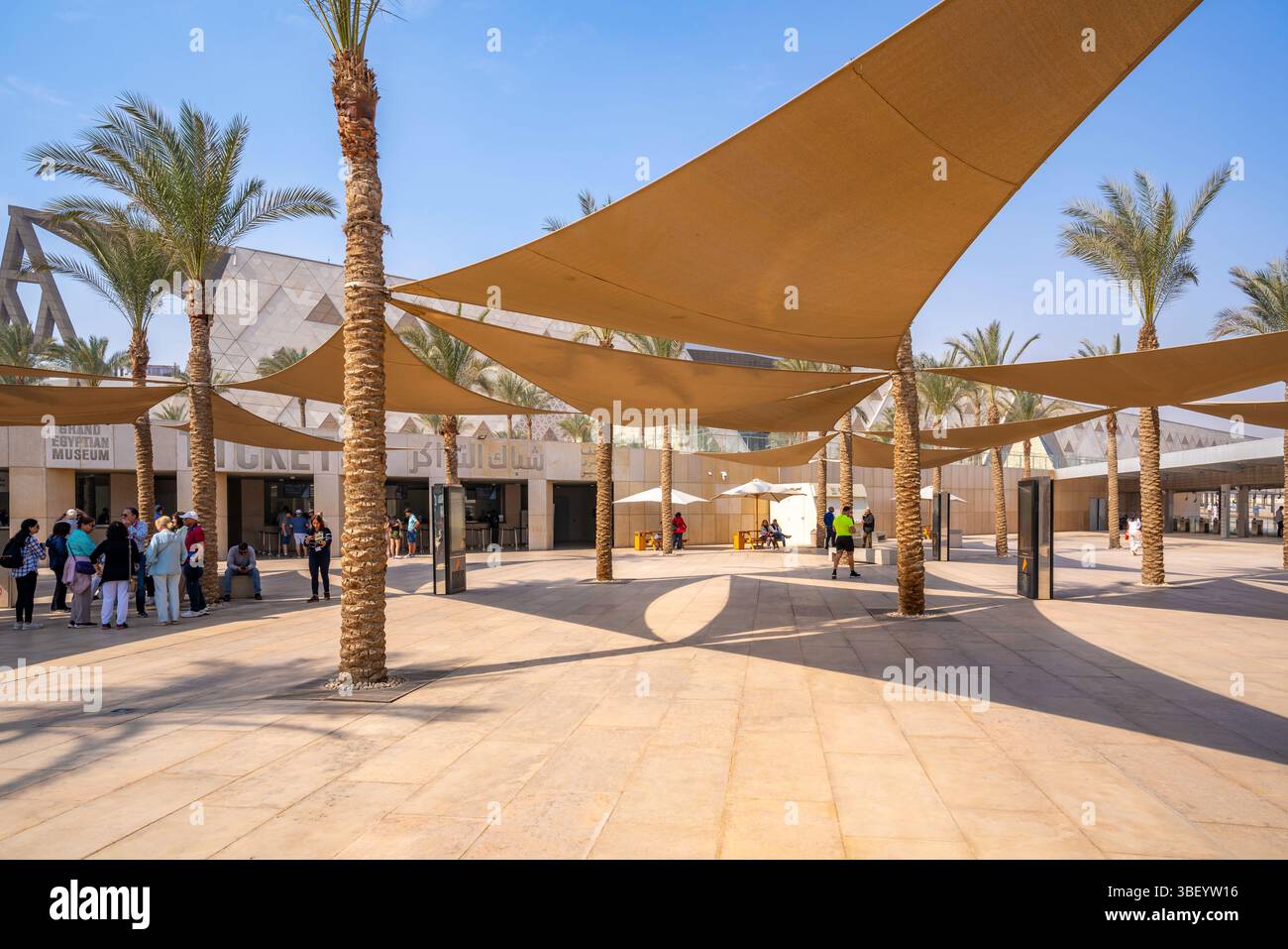 Vista dell'ingresso al Grand Egyptian Museum (GEM), il Cairo, l'Egitto, l'Africa Foto Stock