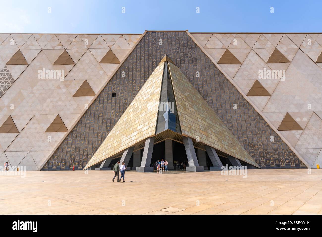Vista dell'esterno del Grand Egyptian Museum (GEM), il Cairo, l'Egitto, l'Africa Foto Stock