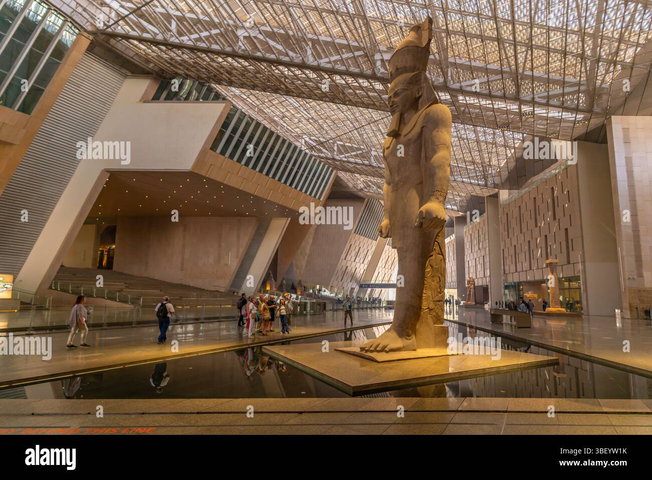 Vista dei manufatti all'interno del Grand Egyptian Museum (GEM), il Cairo, l'Egitto, l'Africa Foto Stock