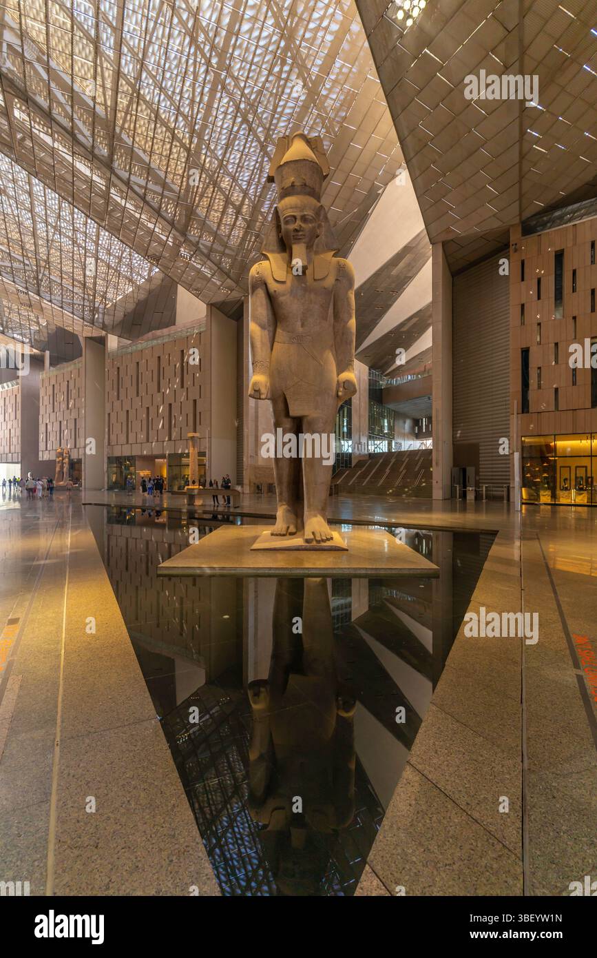 Vista dei manufatti all'interno del Grand Egyptian Museum (GEM), il Cairo, l'Egitto, l'Africa Foto Stock