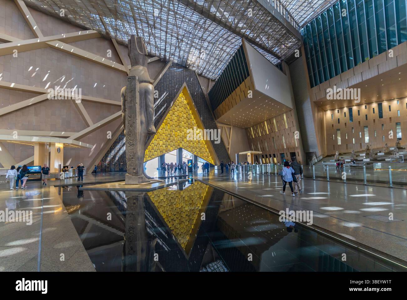 Vista dei manufatti all'interno del Grand Egyptian Museum (GEM), il Cairo, l'Egitto, l'Africa Foto Stock