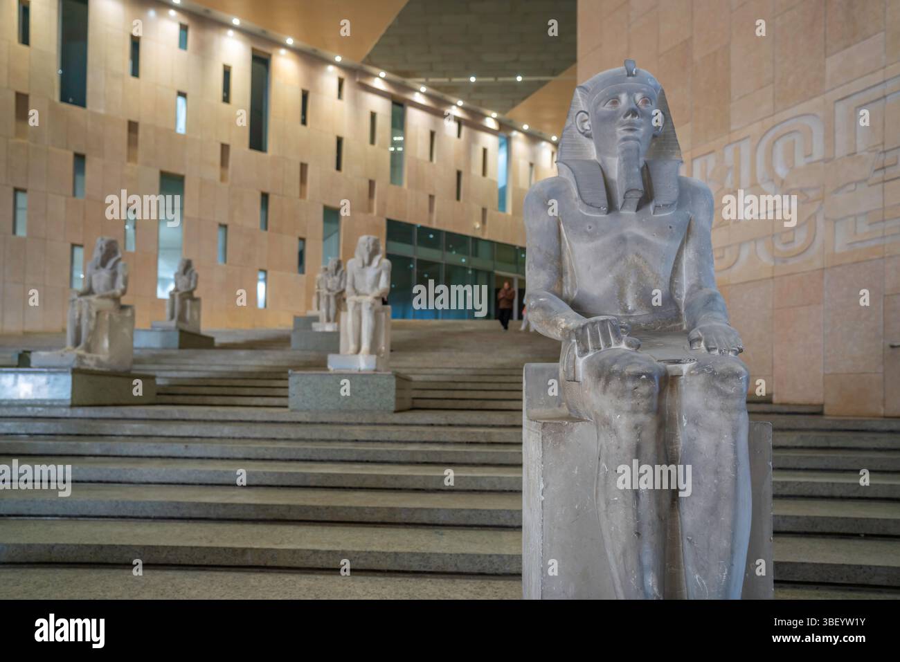 Vista dei manufatti all'interno del Grand Egyptian Museum (GEM), il Cairo, l'Egitto, l'Africa Foto Stock