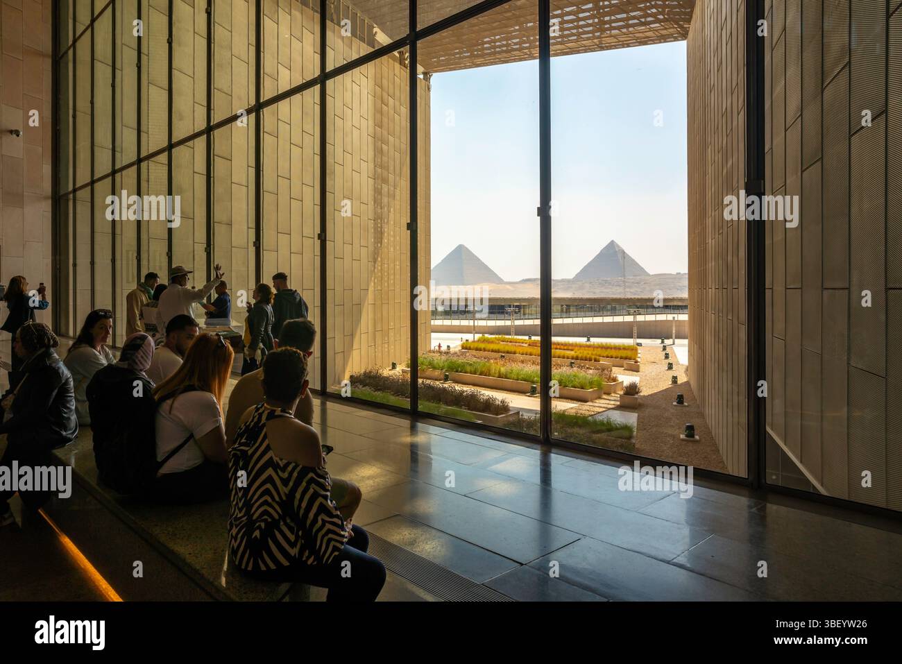 Vista delle piramidi di Giza dall'interno del grande Museo Egizio (GEM), il Cairo, l'Egitto, l'Africa Foto Stock