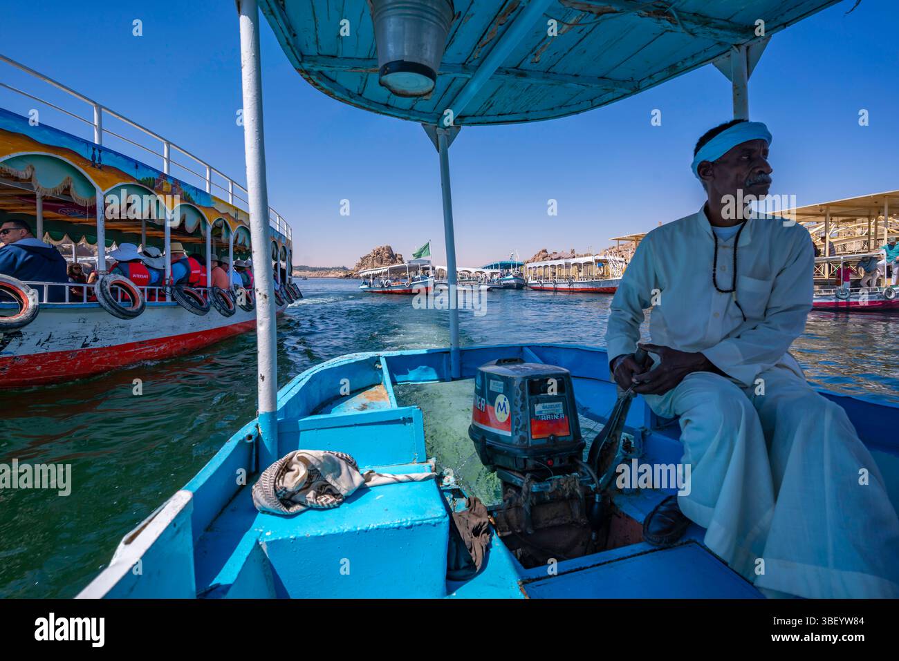 Gita in barca a bordo al tempio di file in una giornata di sole, Assuan, Nubia, Egitto, Nord Africa, Africa Foto Stock