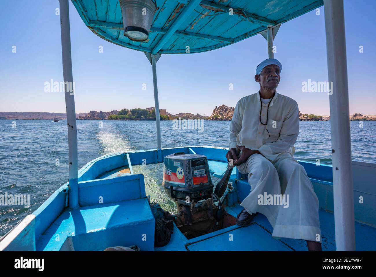 Gita in barca a bordo al tempio di file in una giornata di sole, Assuan, Nubia, Egitto, Nord Africa, Africa Foto Stock