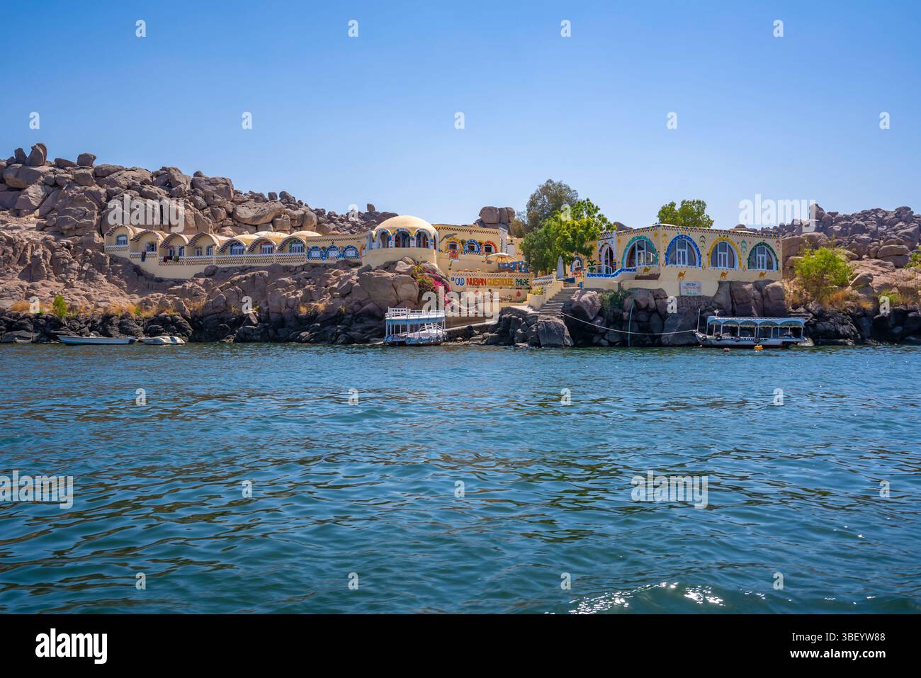 Gita in barca a bordo al tempio di file in una giornata di sole, Assuan, Nubia, Egitto, Nord Africa, Africa Foto Stock