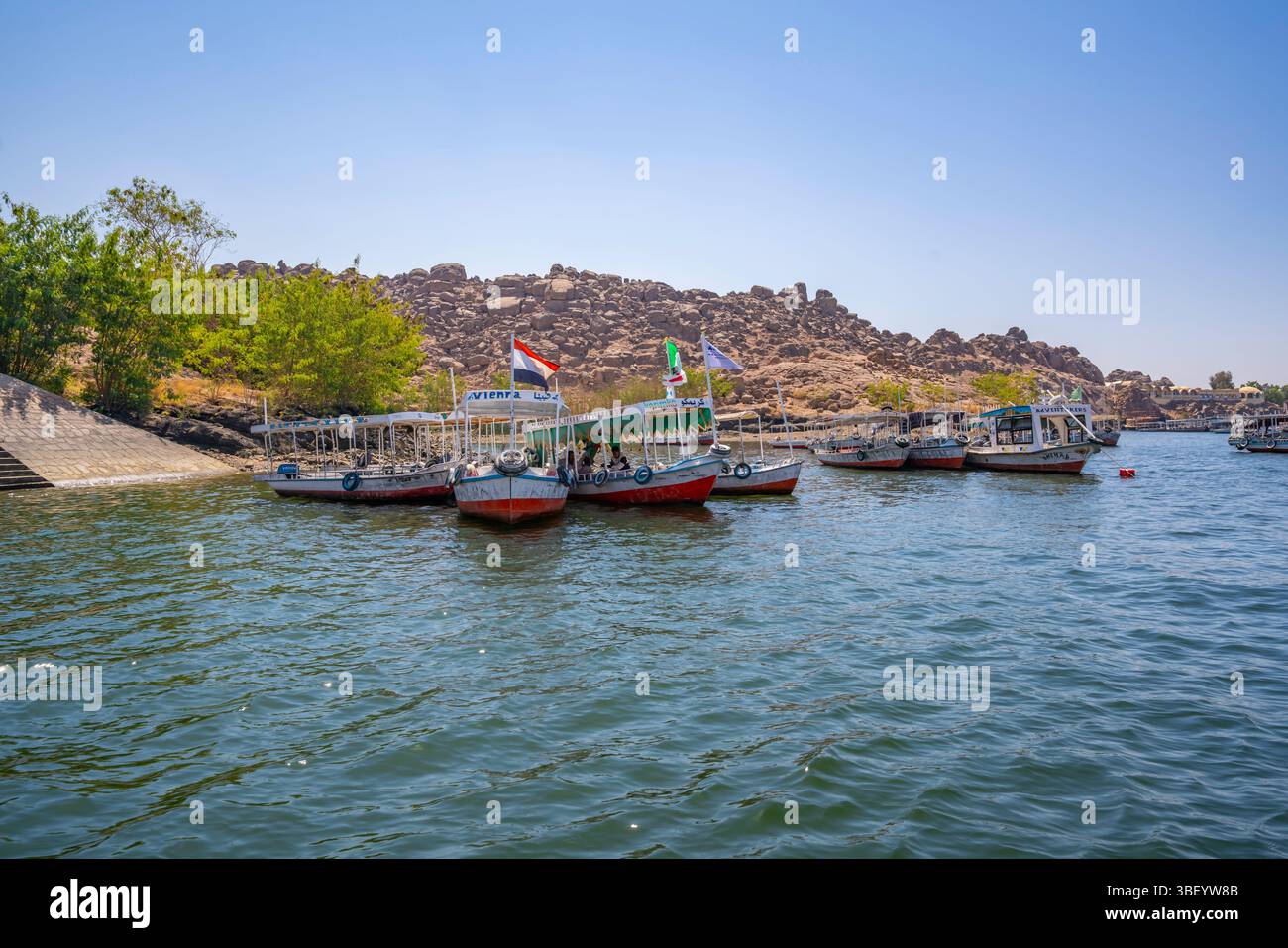 Gita in barca a bordo al tempio di file in una giornata di sole, Assuan, Nubia, Egitto, Nord Africa, Africa Foto Stock