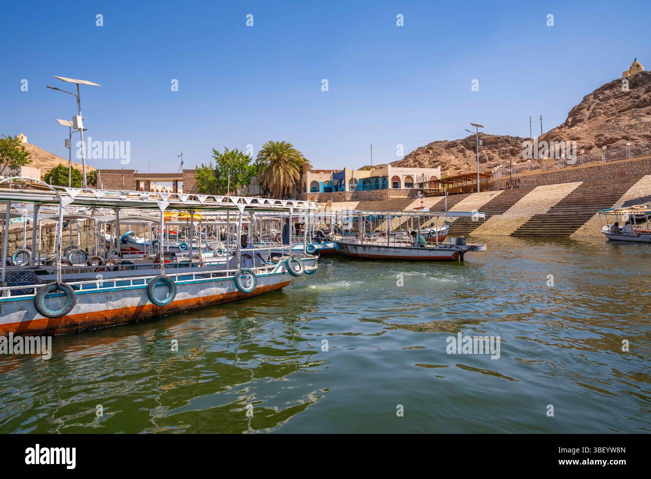 Gita in barca a bordo al tempio di file in una giornata di sole, Assuan, Nubia, Egitto, Nord Africa, Africa Foto Stock