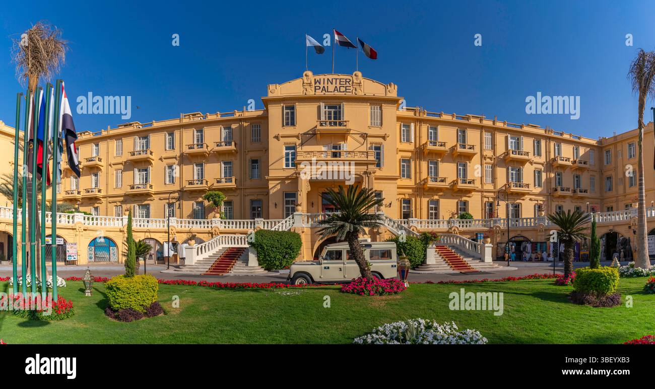 Vista del Winter Palace Hotel sulla Corniche di Luxor in una giornata di sole, Luxor, Egitto, Africa Foto Stock