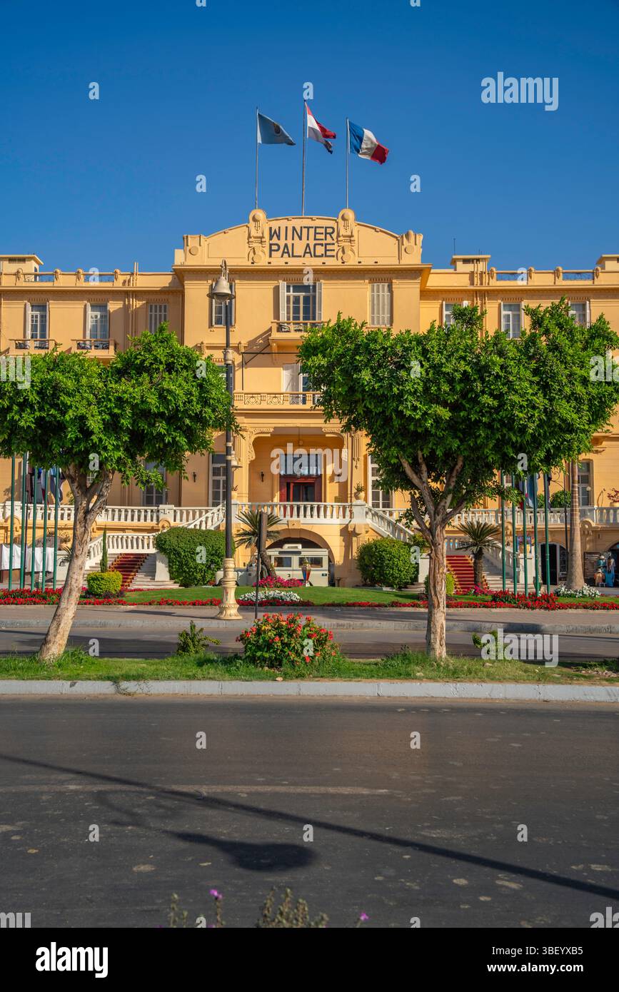 Vista del Winter Palace Hotel sulla Corniche di Luxor in una giornata di sole, Luxor, Egitto, Africa Foto Stock