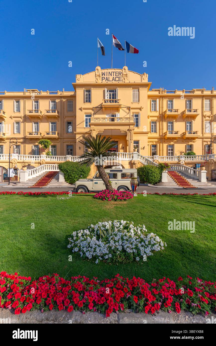 Vista del Winter Palace Hotel sulla Corniche di Luxor in una giornata di sole, Luxor, Egitto, Africa Foto Stock