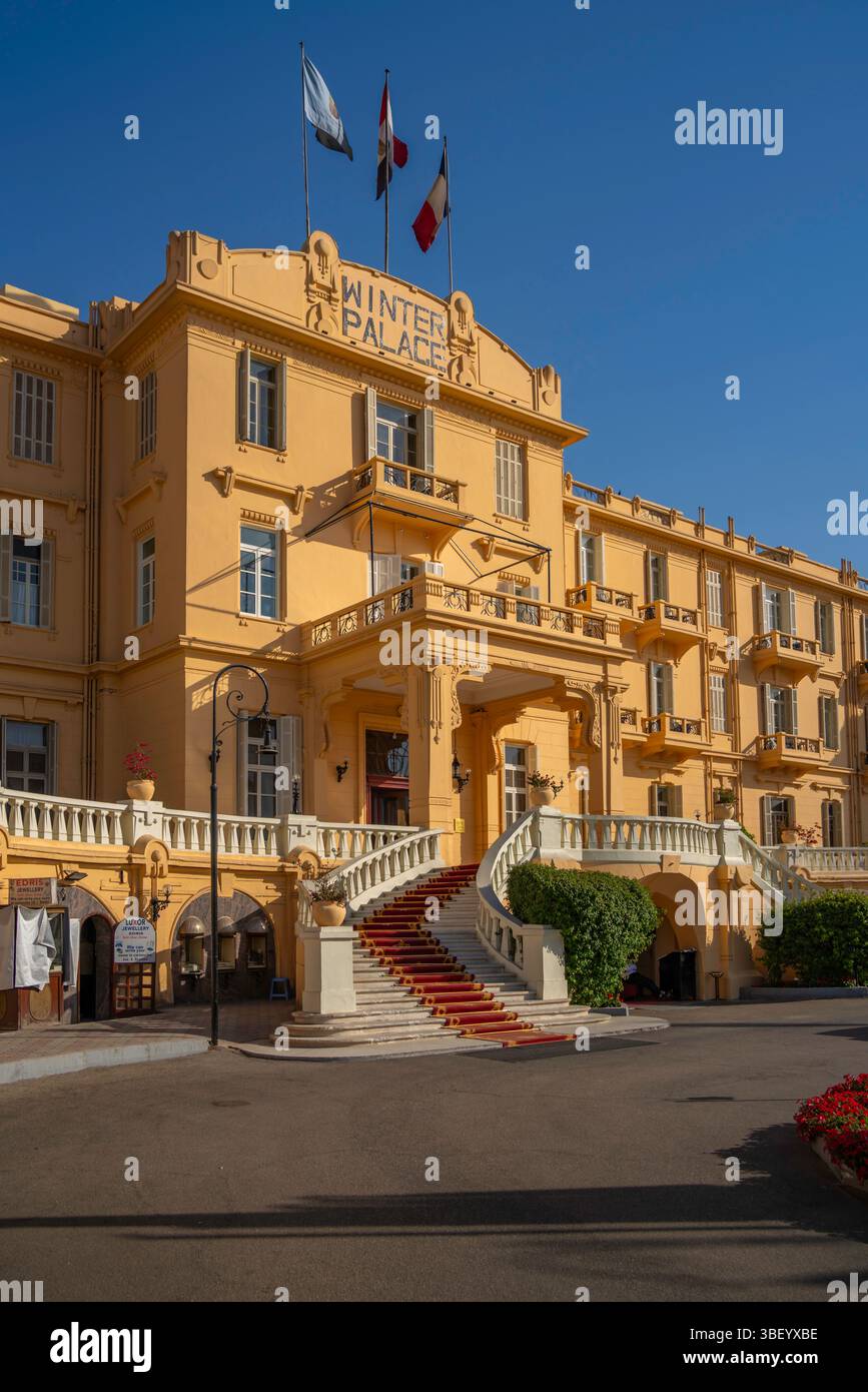 Vista del Winter Palace Hotel sulla Corniche di Luxor in una giornata di sole, Luxor, Egitto, Africa Foto Stock