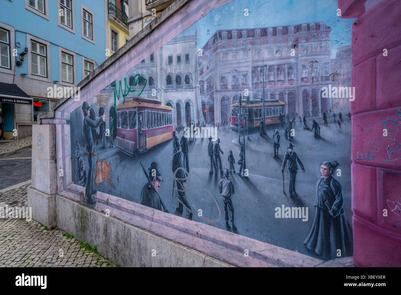 Vista dei dipinti murali che raffigurano la vita cittadina nel centro di Lisbona, Lisbona, Portogallo, Europa Foto Stock