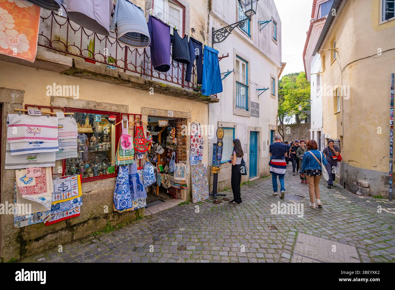Vista del negozio nella stretta strada acciottolata vicino al Castello di Lisbona, al quartiere Alfama, a Lisbona, Portogallo, Europa Foto Stock