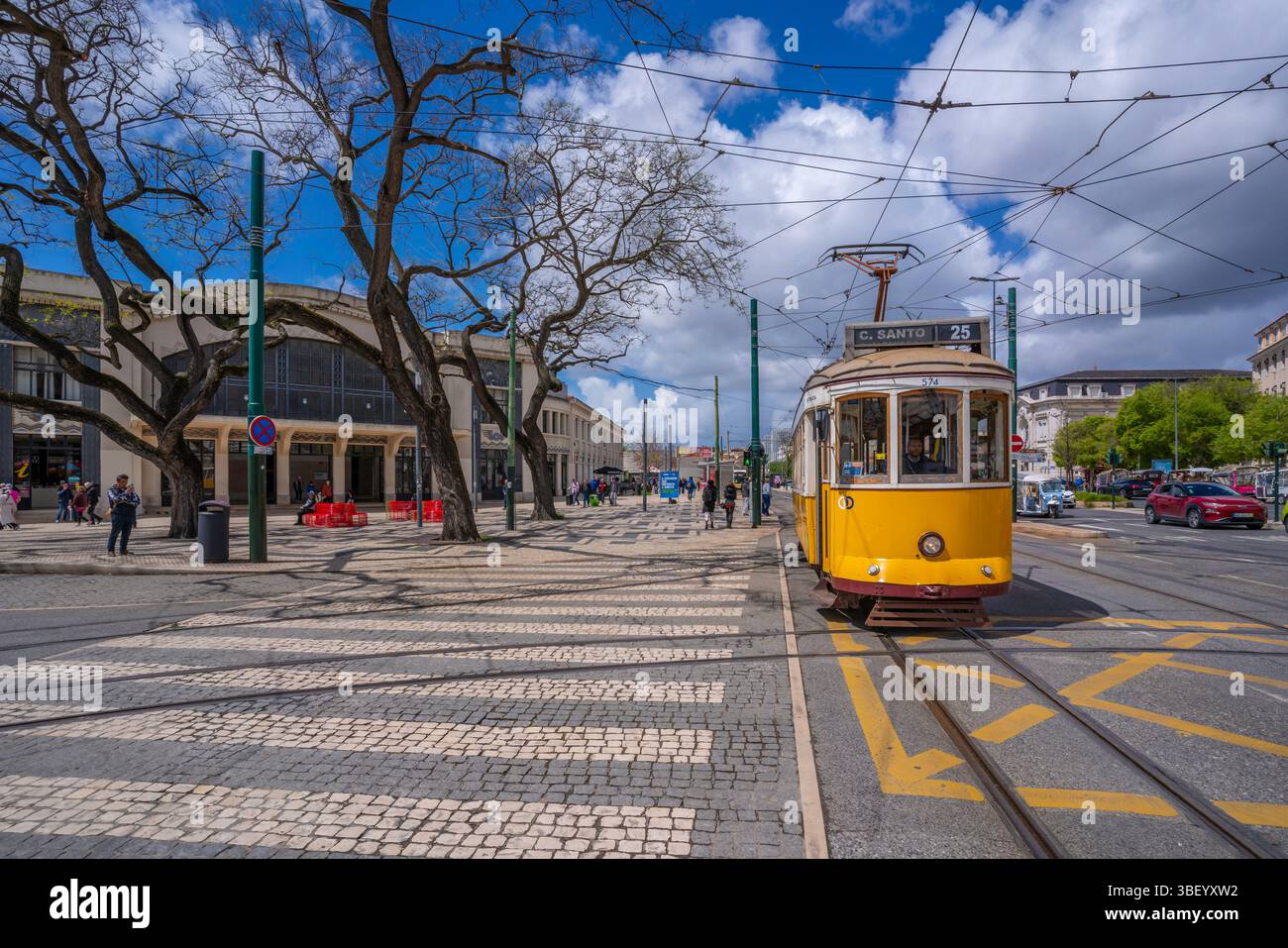 Vista del tram giallo d'epoca a PC Duque da Terceira in una giornata di sole, Lisbona, Portogallo, Europa Foto Stock