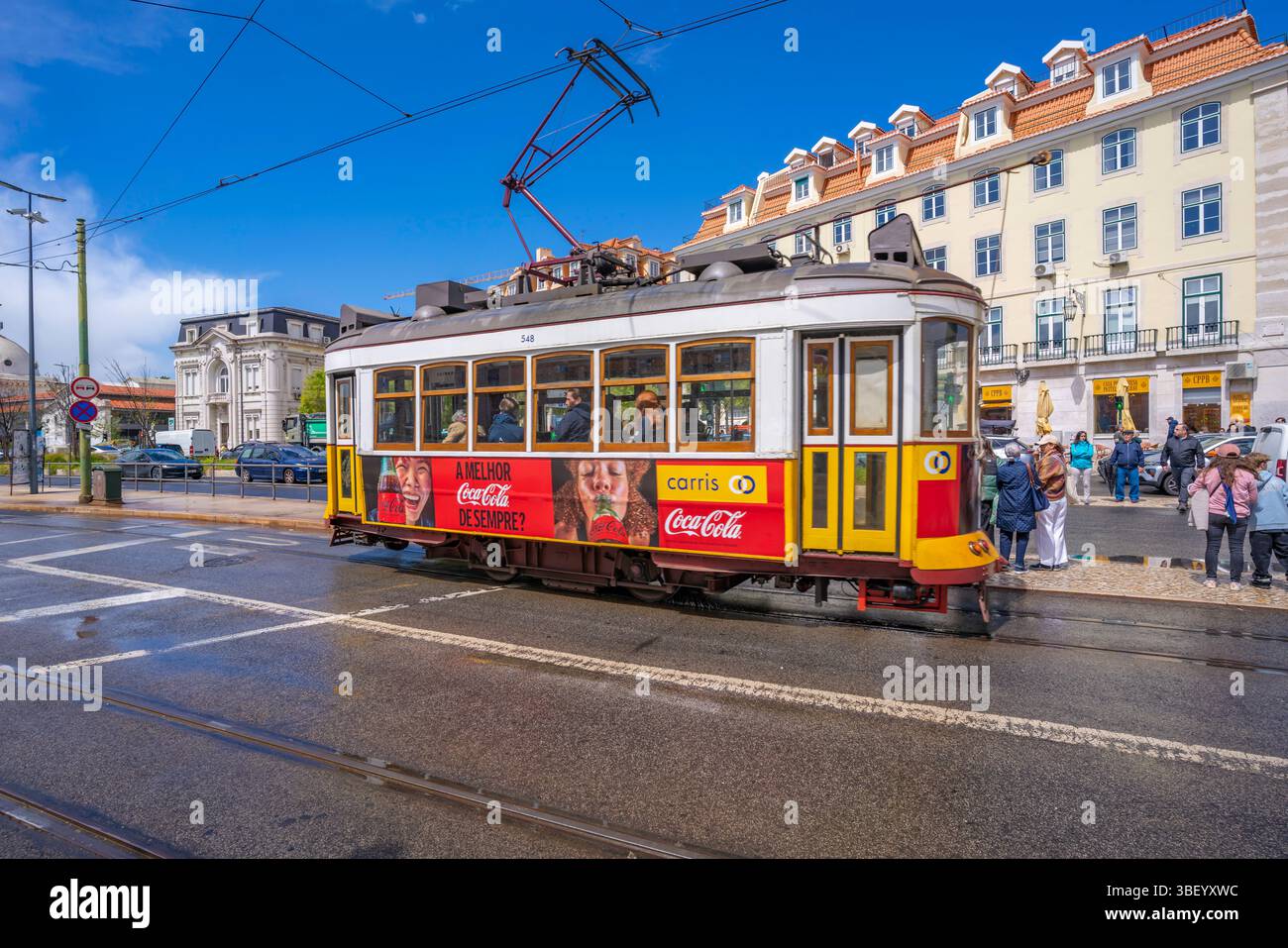 Vista di un tram d'epoca a PC Duque da Terceira in una giornata di sole, Lisbona, Portogallo, Europa Foto Stock